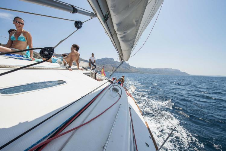 Disfruta de Mallorca a bordo de nuestro catamarán o velero